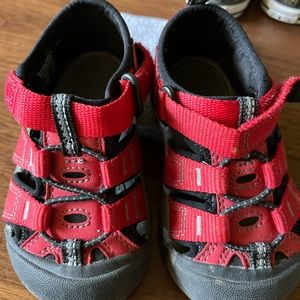 Red & black Velcro Keen sandals toddler 7, hardly worn